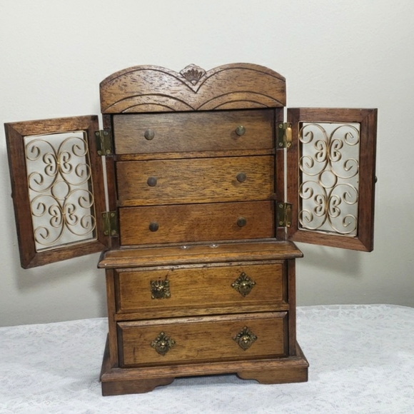 Antique Crafted Wooden & Ornate Brass Tone Jewelry Box.Beautiful Design. - Picture 3 of 17
